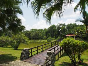 普特拉贾亚艾佛利普特拉贾亚酒店的公园里一座湖上的木桥
