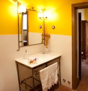 Torija埃尔撒雷洛乡村酒店的一间带水槽和镜子的浴室