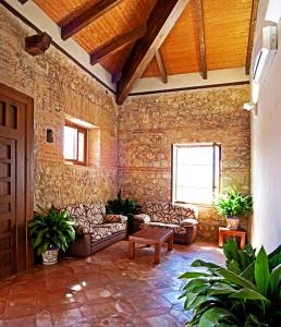 Torija埃尔撒雷洛乡村酒店的带沙发和石墙的客厅