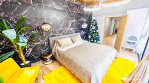 波亚纳布拉索夫Maya Luxury Residence的一间卧室,配有一张床,里面有一棵圣诞树