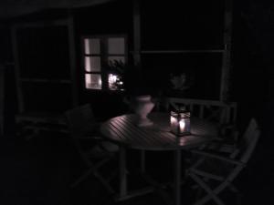 罗斯基勒Hos Anna的一张桌子,放在黑暗的房间里,上面放着蜡烛