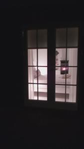 罗斯基勒Hos Anna的客房内的窗户享有床景