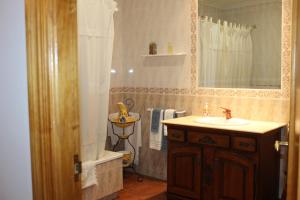 因凡特斯新镇CASA RURAL BUENA VENTURA的一间带水槽、浴缸和镜子的浴室