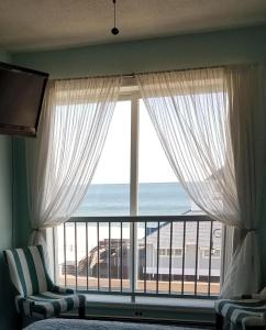 贝尔马梅费尔酒店的客房设有海景窗户。