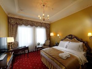 梅林宫酒店客房内的一张或多张床位