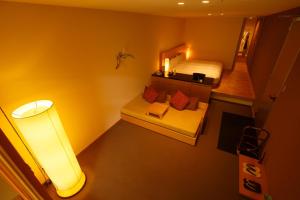 箱根金乃竹塔泽日式旅馆（仅限成人入住）的小房间设有床、桌子和灯
