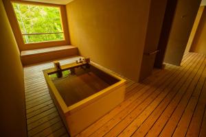 箱根金乃竹塔泽日式旅馆（仅限成人入住）的窗户前设有长凳的房间