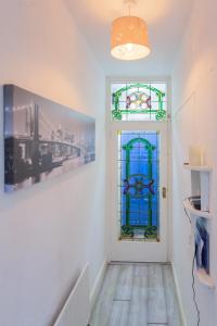 伦敦德里Windsor House的走廊上设有彩色玻璃门
