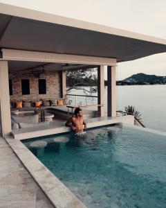 班拉克海滩Moonstone - Samui's Premier Private Villa的度假村游泳池里的人
