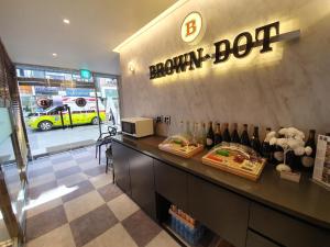 平泽市Browndot hotel songtan的一家餐厅,有柜台,有食物和黄色的出租车