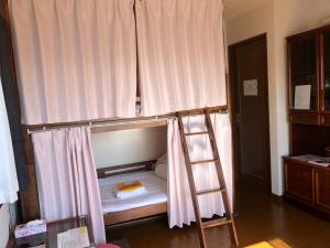 Guesthouse Gifu SUAI客房内的一张或多张双层床