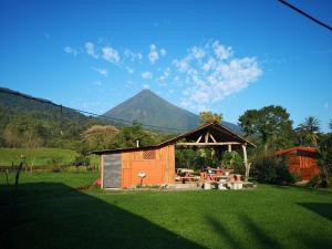 福尔图纳提奥菲利克斯经济山林小屋的小屋配有桌子,背景是山脉