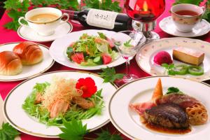 日光Chuzenji Pension的餐桌,带食物和酒杯