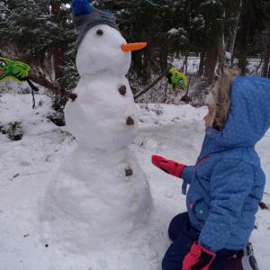 白马村白马村格拉姆山林小屋的一个小女孩在雪中造了一个雪人