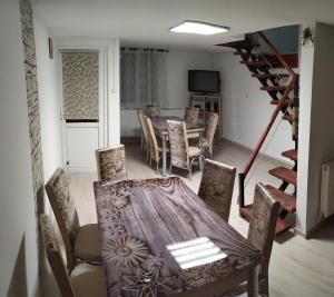 卡夫尼克Casa Savianu Cavnic的一间带桌椅的用餐室
