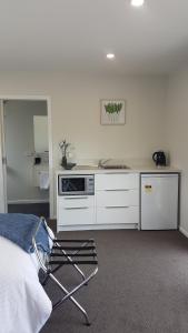 克伦威尔Lodges on Pearson - Unit 2的白色的厨房配有水槽和床