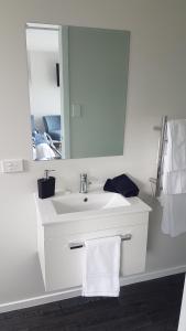 克伦威尔Lodges on Pearson - Unit 2的浴室设有白色水槽和镜子