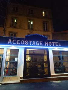 拉罗谢尔Accostage Hôtel Plage de la Concurrence的aacassette酒店标志位于大楼前