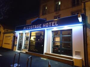 拉罗谢尔Accostage Hôtel Plage de la Concurrence的一座建筑,上面标有读协会酒店的标志