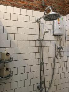 南府PX122 DBEST HOTEL的瓷砖墙上的淋浴头
