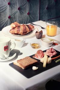 米兰Speronari Suites的一张桌子上放着一盘早餐食品