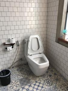 南府PX122 DBEST HOTEL的浴室配有带座椅的卫生间。