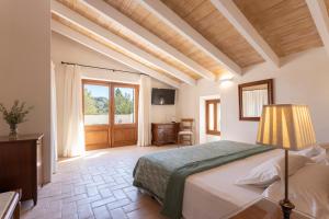 Sant JoanAgroturisme Gossalba的一间卧室配有一张床、一张书桌和一个窗户。