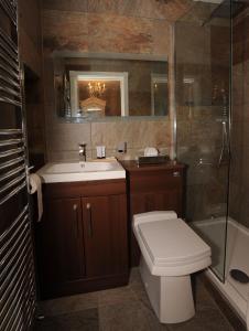 滨海绍森德大楼公寓的浴室配有卫生间、盥洗盆和淋浴。