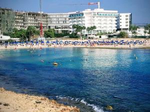 阿依纳帕Christopher's Sandy Beach Suites的水面上有很多人的海滩