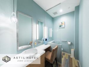 大阪Astil Hotel Juso Precious的一间带水槽和镜子的浴室