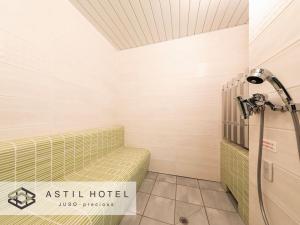 大阪Astil Hotel Juso Precious的一间带浴缸和淋浴的浴室