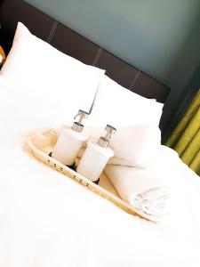 吉隆坡Beautiful Relaxing Home in SkyArena Ascenda (3-6pax)的床上的带毛巾和蜡烛的托盘