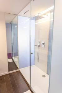 通厄伦一搏酒店的浴室设有玻璃门淋浴