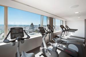 布鲁塞尔布鲁塞尔酒店的一个带有氧运动器材的健身房,位于一个窗户的房间