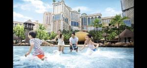 Resort Suites by Landmark at Bandar Sunway Sunway Lagoon内部或周边的泳池