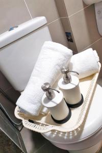 吉隆坡Beautiful Relaxing Home in SkyArena Ascenda (3-6pax)的浴室设有白色卫生间和毛巾。