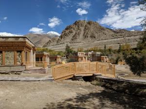 列城Ladakh Eco Resort的山脚下的村庄的木桥