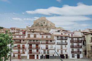 莫雷拉Seidia by CASALEA的一组背景为山的建筑