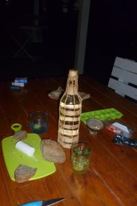圣弗朗索瓦CABANE au Soleil by的木桌上方的一瓶