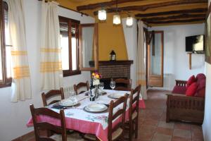 卡皮雷拉Apartamentos Rurales Rosendo: La Canela的一间带桌椅的用餐室