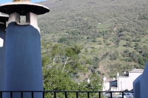 卡皮雷拉Apartamentos Rurales Rosendo: La Canela的山景蓝色塔楼