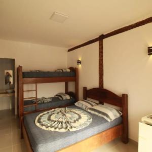 博西坎加Toca do Capitao的一间卧室配有两张双层床。