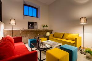 LesznoB&B Julinek Park的客厅配有色彩缤纷的沙发和桌子