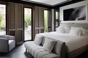 巴塞罗那Seventy Barcelona的一间卧室配有一张床、一张沙发和一台电视。