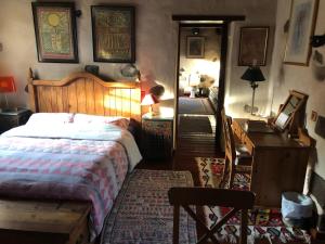 罗萨里奥港Vereda de Las Camellas的一间卧室配有一张床、一张书桌和一面镜子