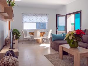 蒂亚斯Casa Bárbara的客厅配有沙发和桌子