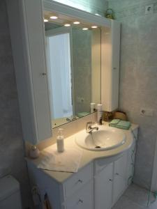 卡拉米洛FeWo Mallorca-ideal - Mercedes的一间带水槽和大镜子的浴室