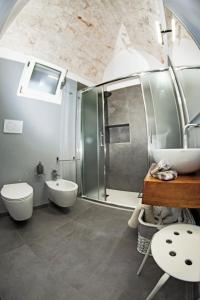 奥斯图尼Elaion Home的带淋浴、卫生间和盥洗盆的浴室