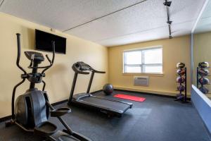 奥古斯塔Days Inn by Wyndham Augusta的一间设有跑步机和举重器材的健身房的客房