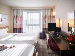 雷丁诺富特雷丁中心酒店的酒店客房配有两张床和一张书桌